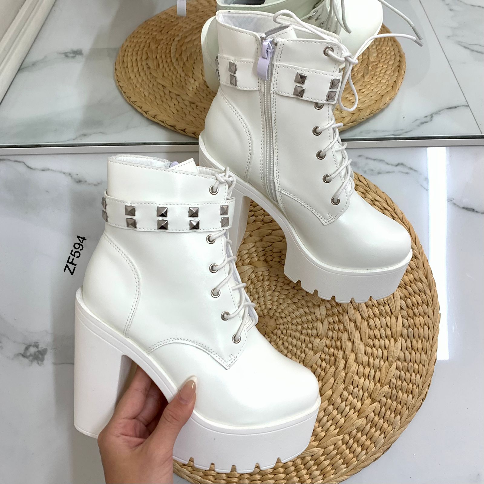 Botin blanco apliques plateados tacon 12cm 169-24 C-3